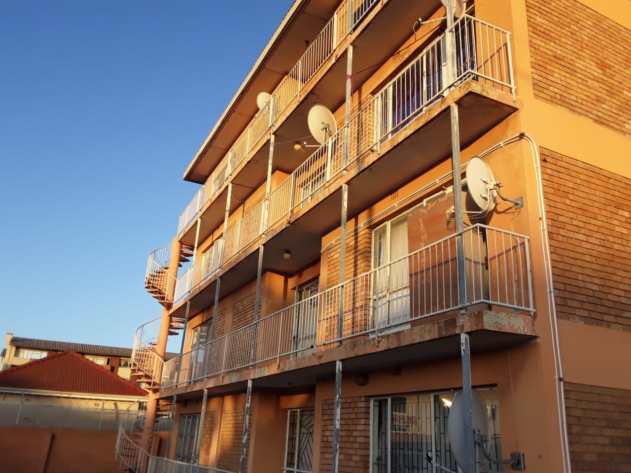 Apartment For Sale in Parow Central