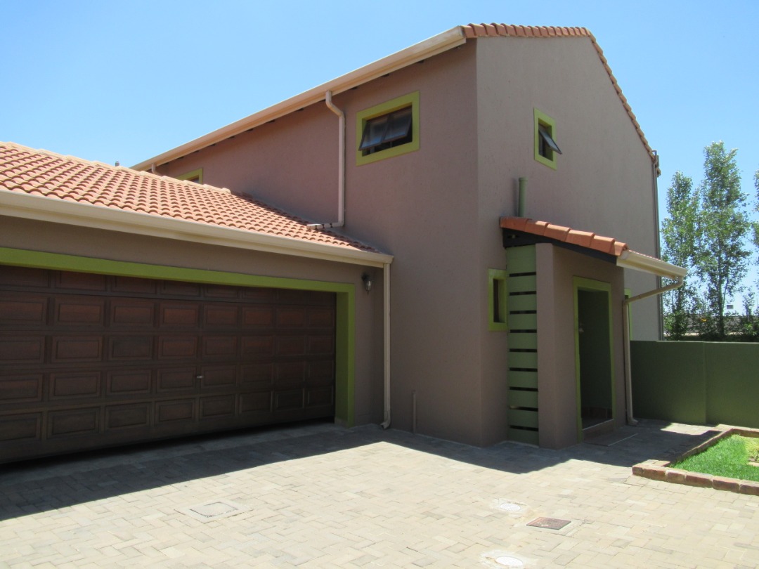 Property #ENT0153363, House for sale in Leeuwenhof Estate