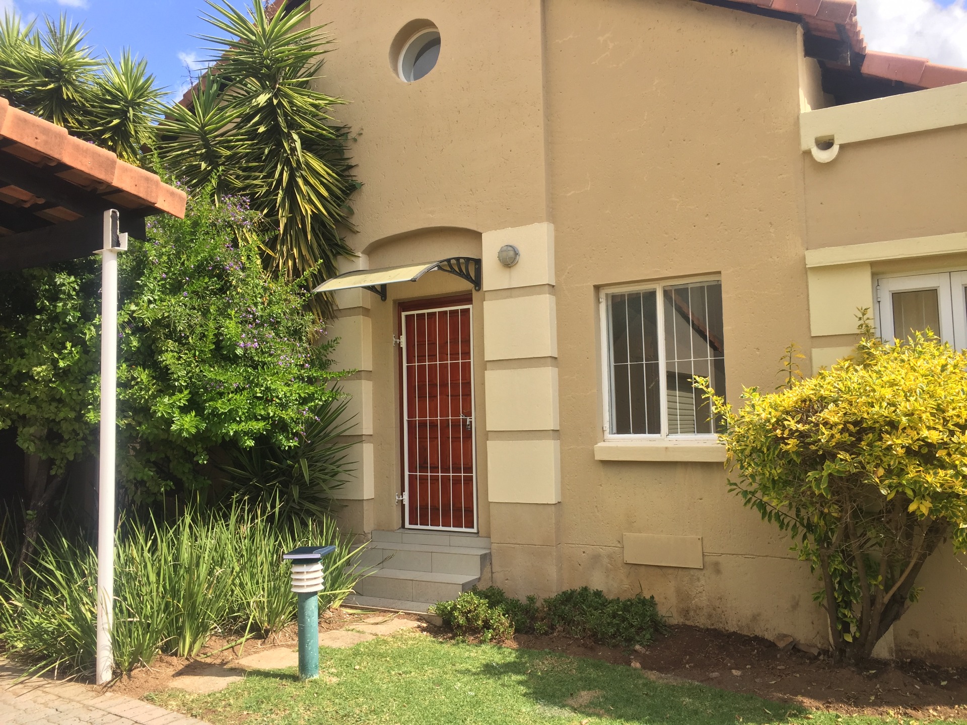 Townhouse For Sale in Sunninghill