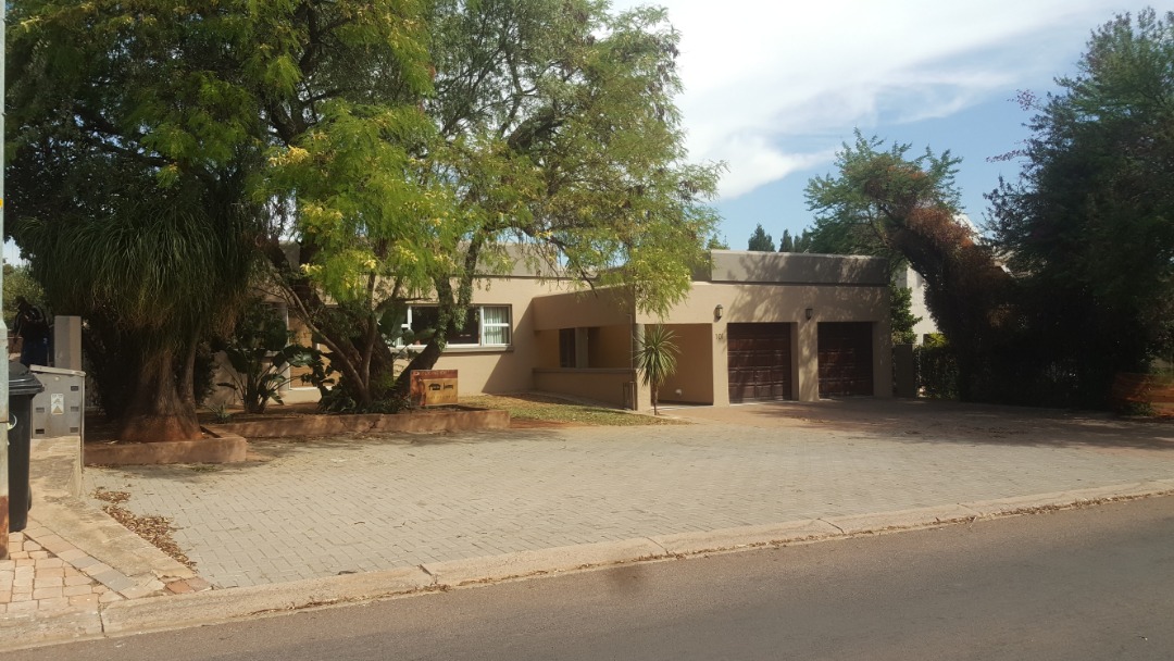 Property #ENT0143467, House for sale in Silver Lakes Golf Estate